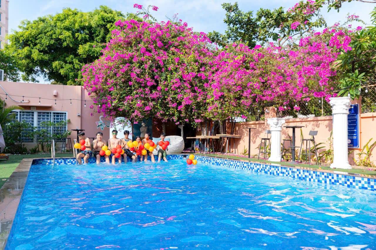 Không gian hồ bơi và sân vườn tại villa BIN