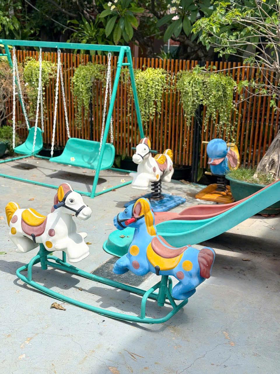 Khu vui chơi trẻ em trong sân vườn villa